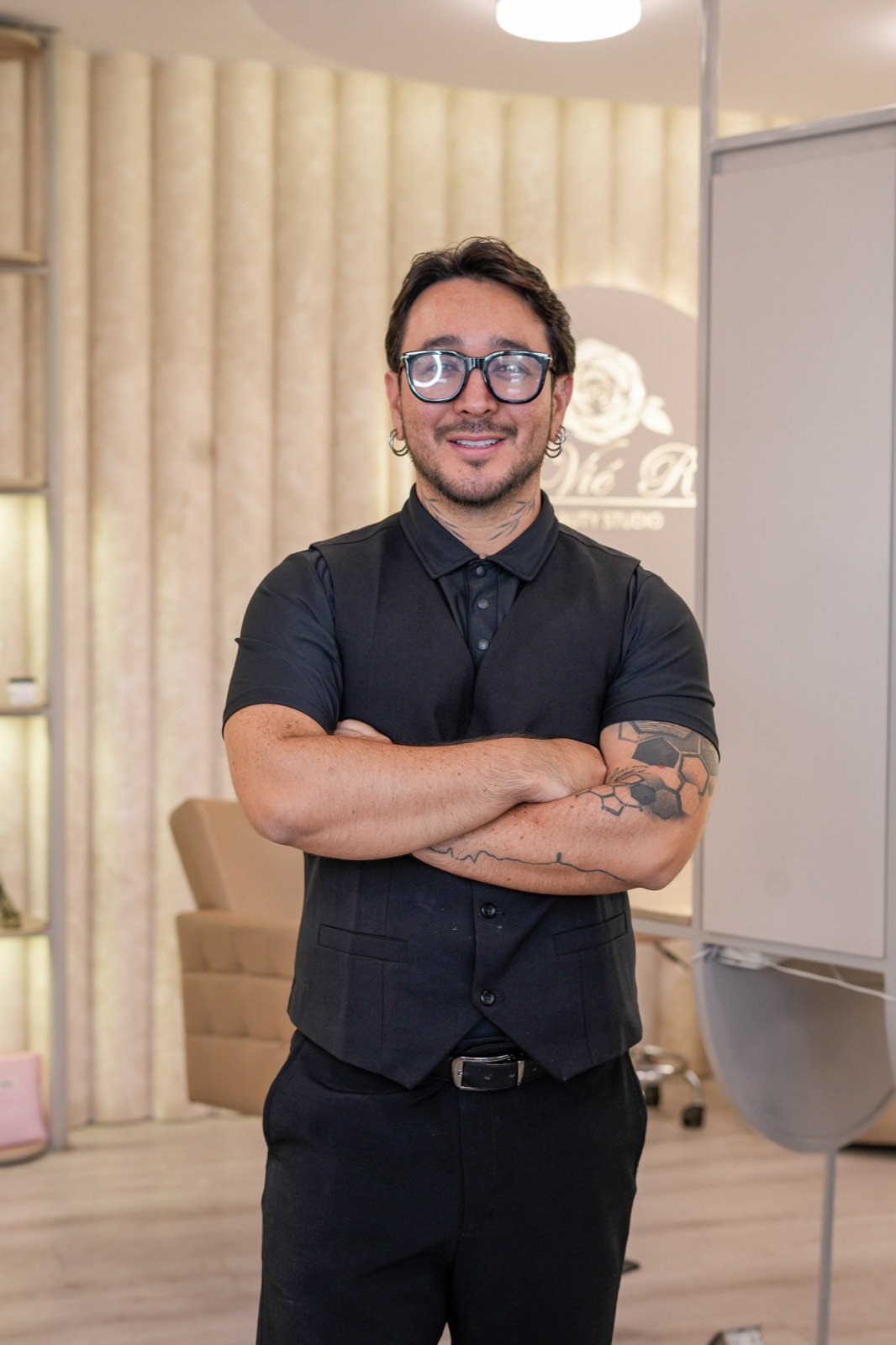 Adrian Mendoza, socio técnico de La Vié Rosé Beauty Studio en Cumbayá