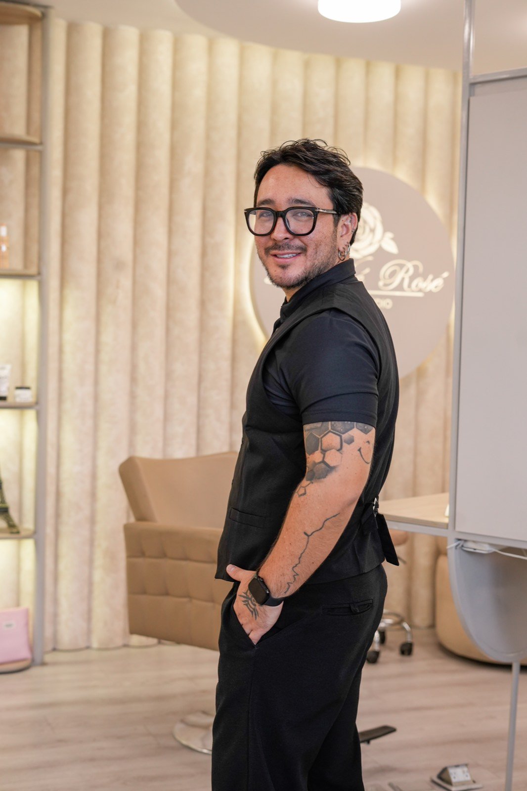 Adrian Mendoza en La Vié Rosé Beauty Studio, Cumbayá