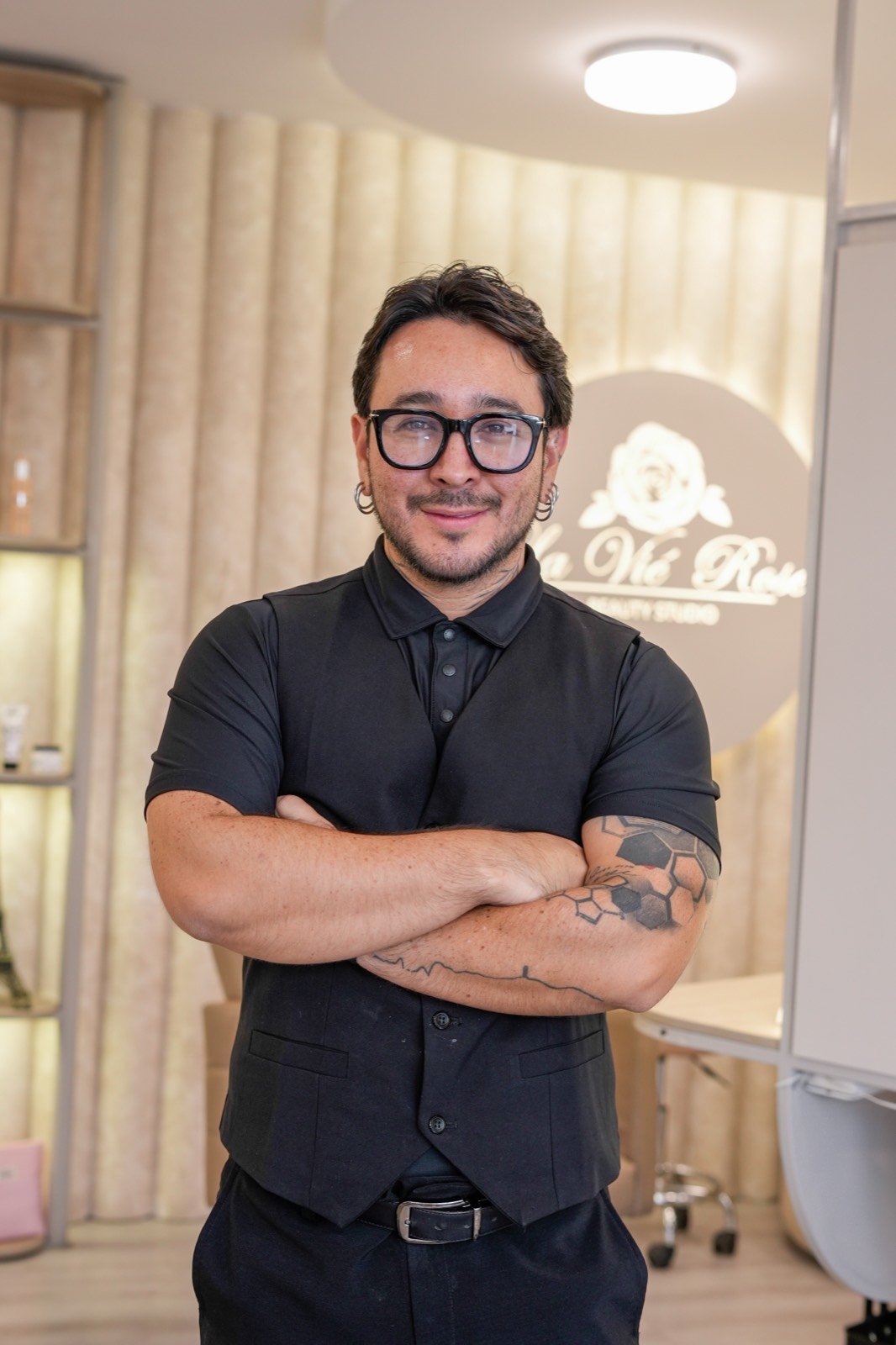 Retrato de Adrian Mendoza en La Vié Rosé Beauty Studio