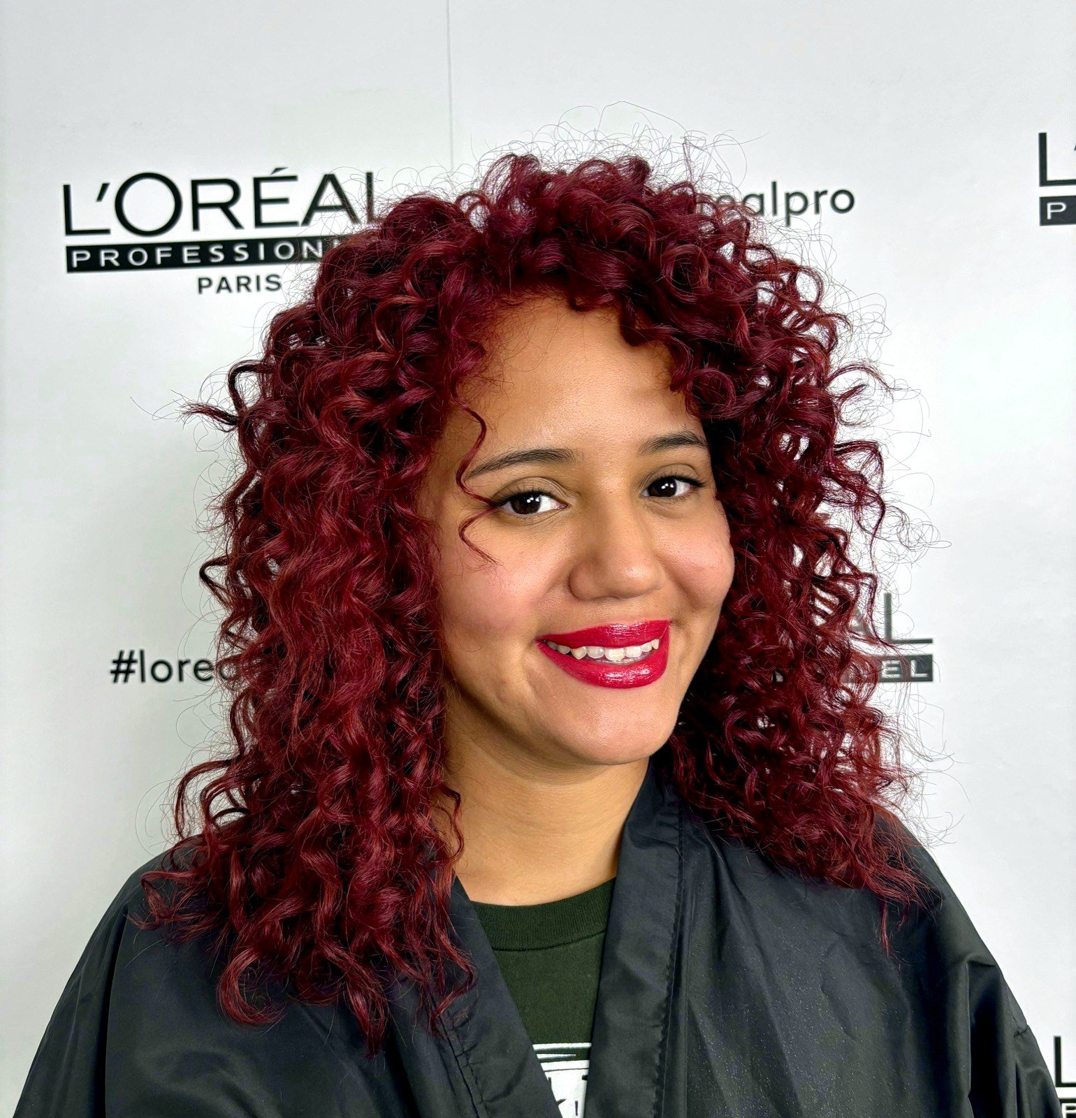 Transformación a rojo vívido con rizos definidos por Adrian Mendoza, L'Oréal Professionnel